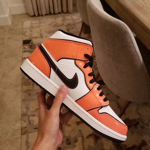 Nike Air Jordan 1 mid SE